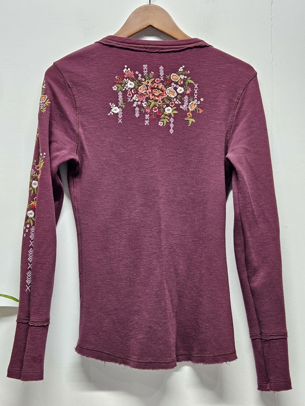 Sundance Fayette Floral Embroidered Henley Top Size Medium - Picture 8 of 9